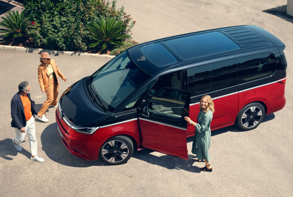 VW New Multivan Außenansicht mit Menschen